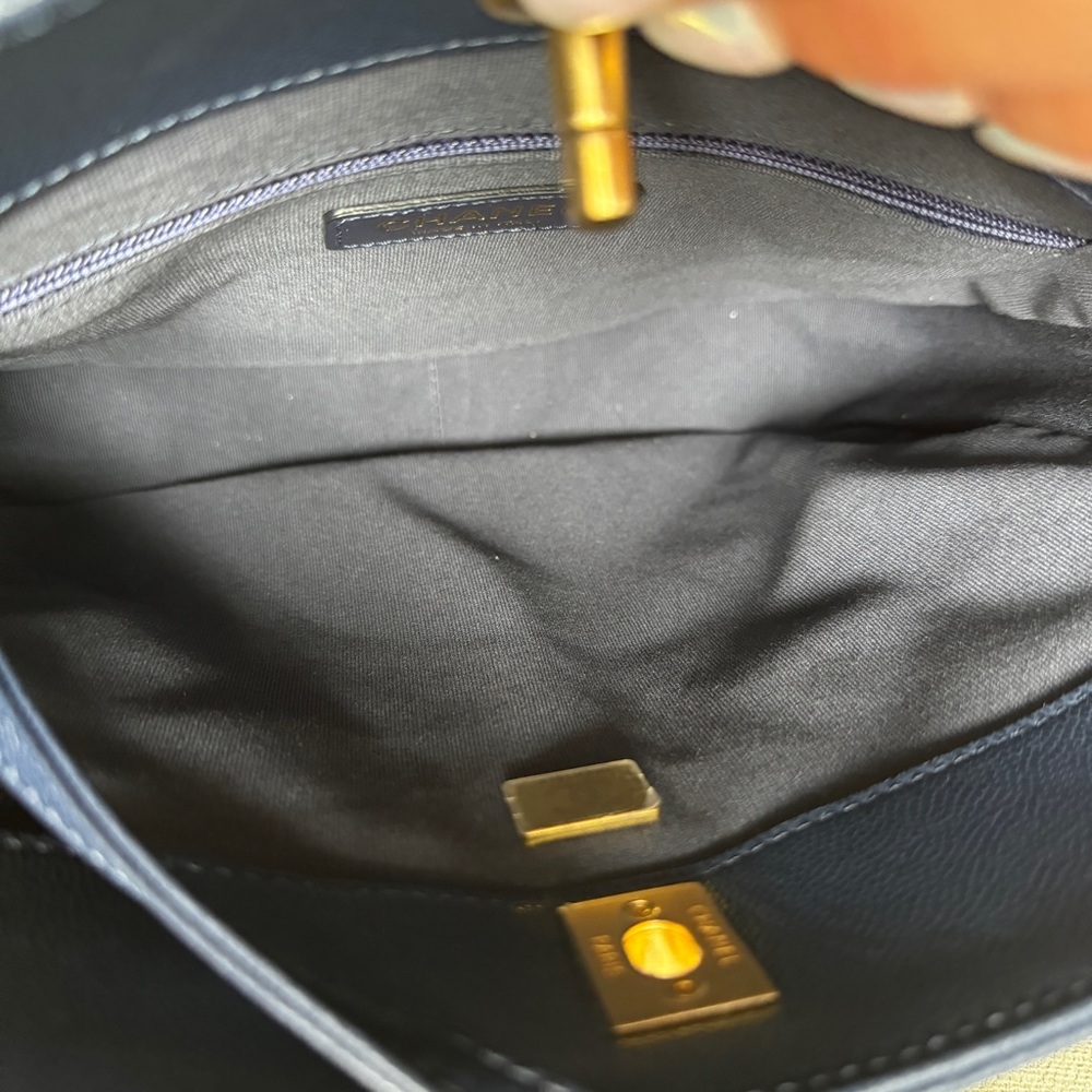 ⭐️CHANEL⭐️22A Twist Your Button Caviar Leather Hobo Shoulder Bag - Picture 13 of 16